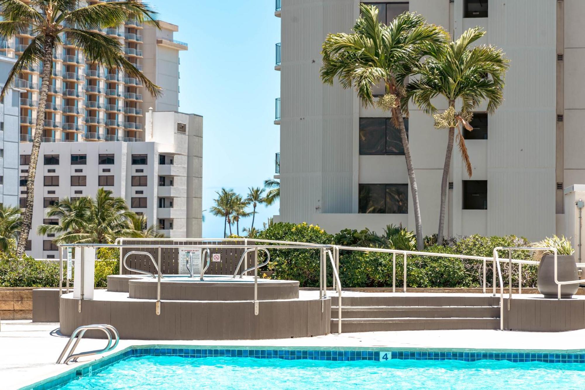 Gorgeous With Ocean View, Near Beach, Free Parking Apartment